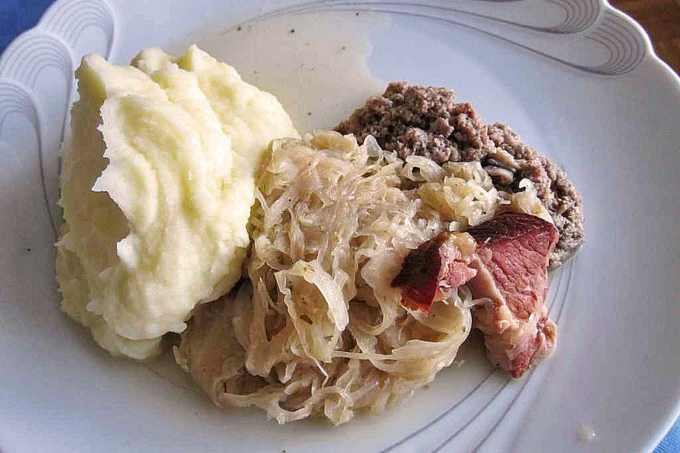 Sauerkraut mit Blut- und Leberwurst