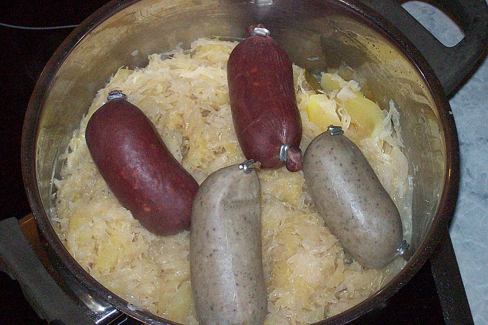 Sauerkraut mit Blut- und Leberwurst