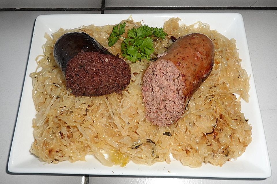 Sauerkraut mit Blut- und Leberwurst