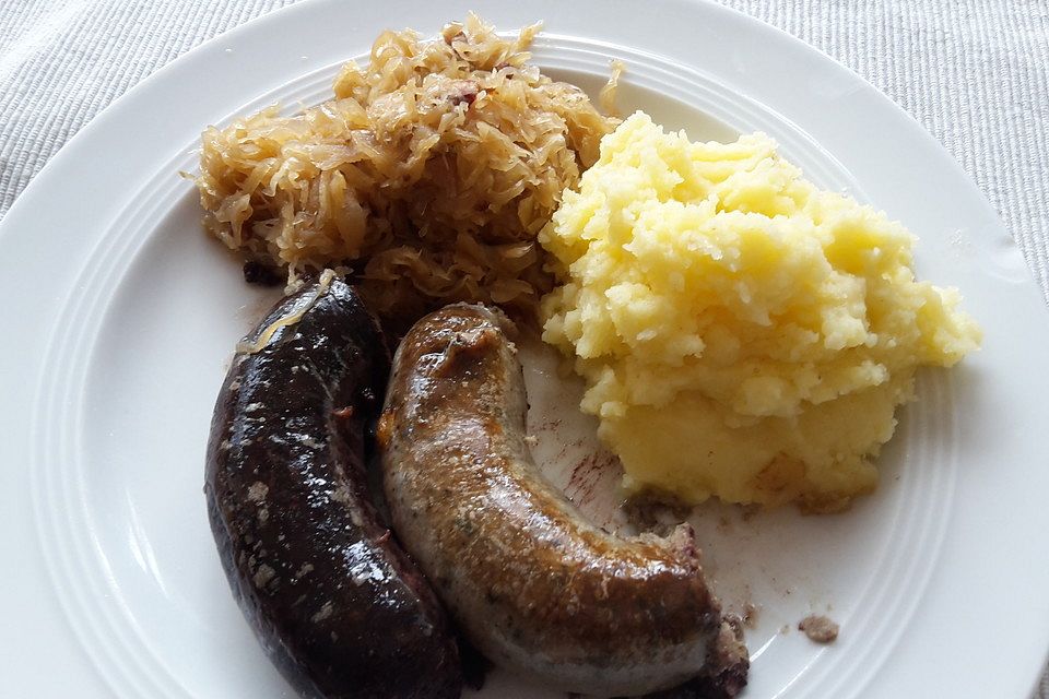 Sauerkraut mit Blut- und Leberwurst