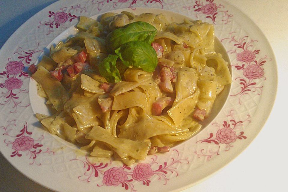 Tortellini mit Champignons in Pesto-Sauce