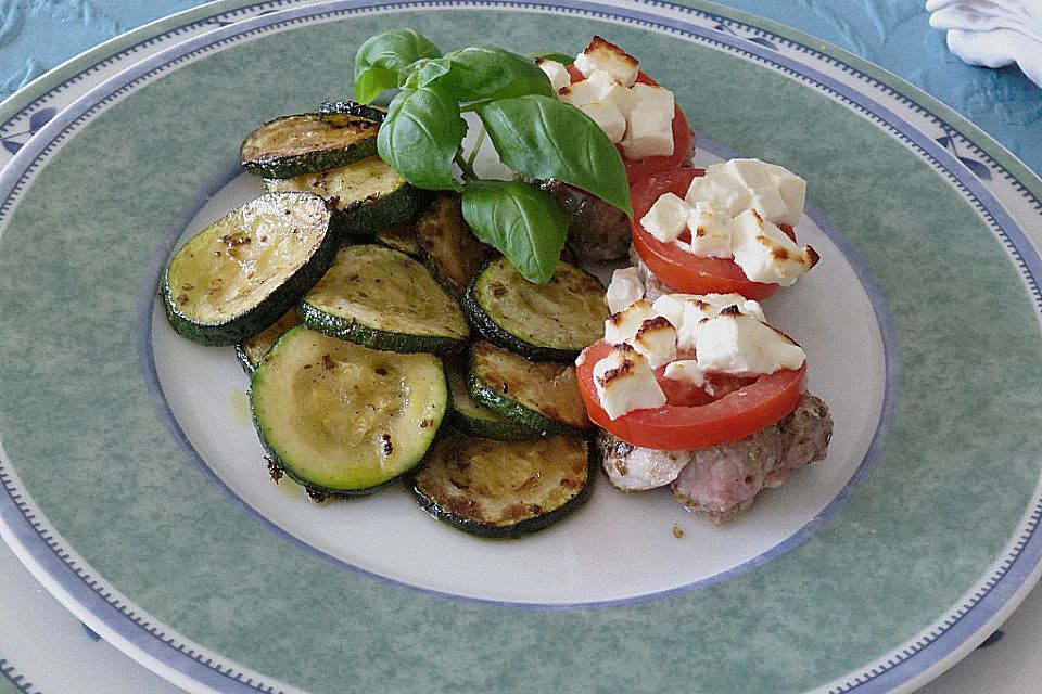 Mariniertes Schweinefilet mit Tomaten und Schafskäse überbacken mit Zucchini