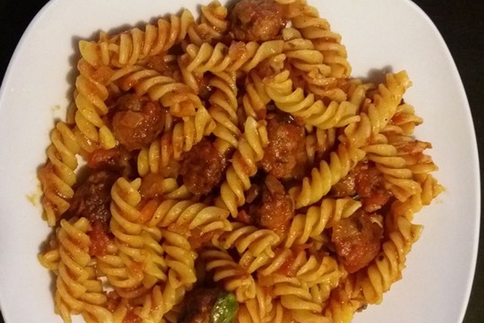 Orecchiette mit Salsiccia in pikanter Tomaten-Fenchelsoße