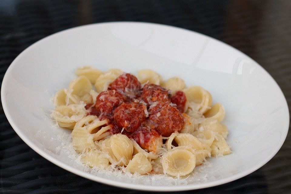 Orecchiette mit Salsiccia in pikanter Tomaten-Fenchelsoße