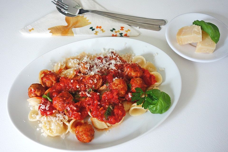 Orecchiette mit Salsiccia in pikanter Tomaten-Fenchelsoße