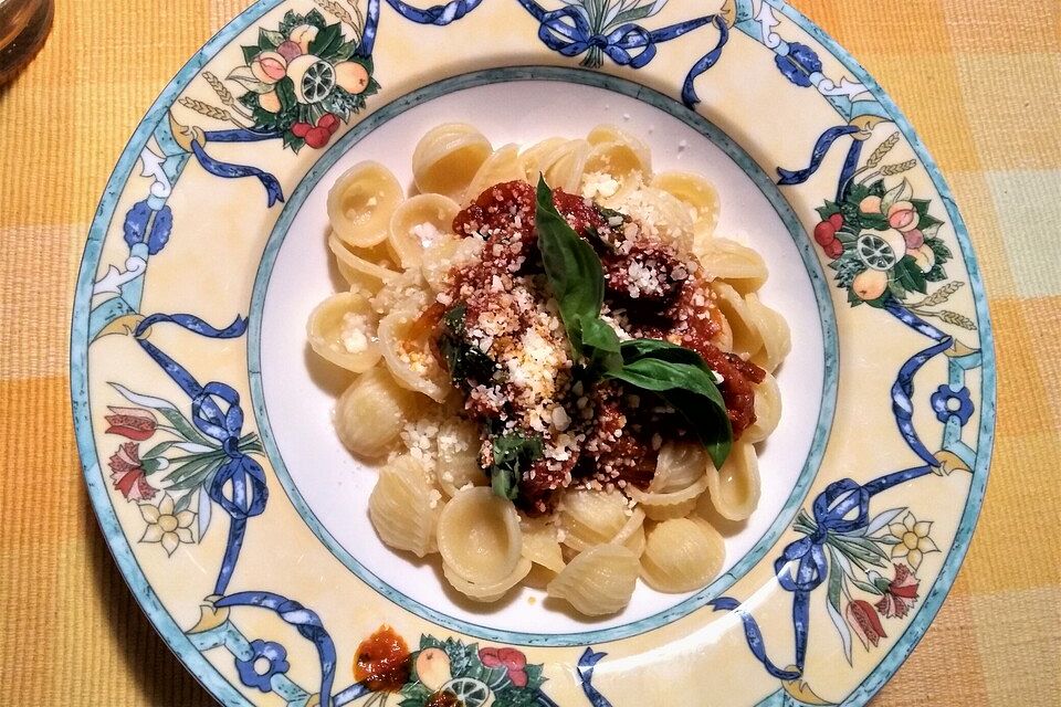 Orecchiette mit Salsiccia in pikanter Tomaten-Fenchelsoße