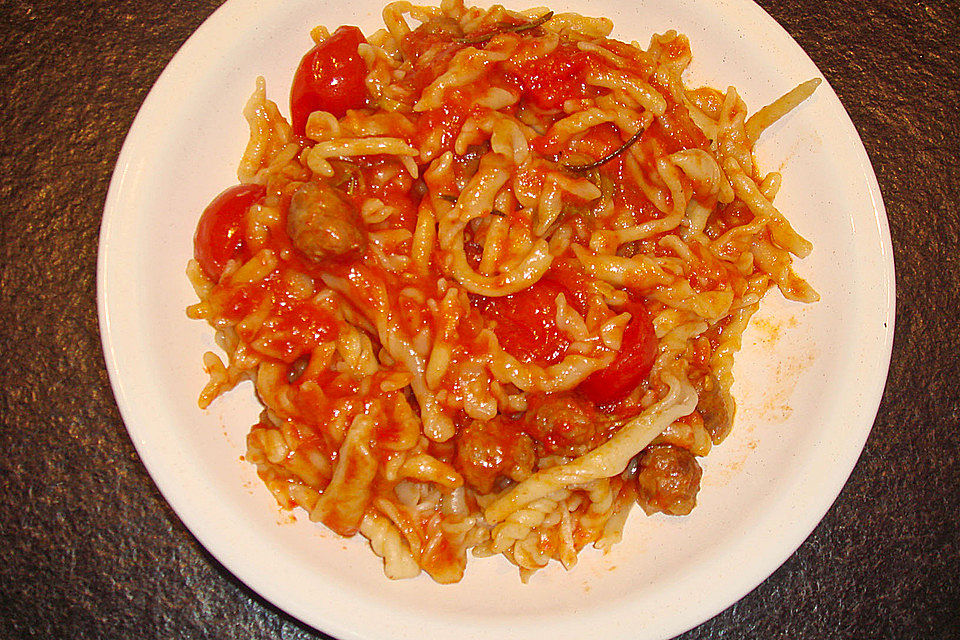 Orecchiette mit Salsiccia in pikanter Tomaten-Fenchelsoße