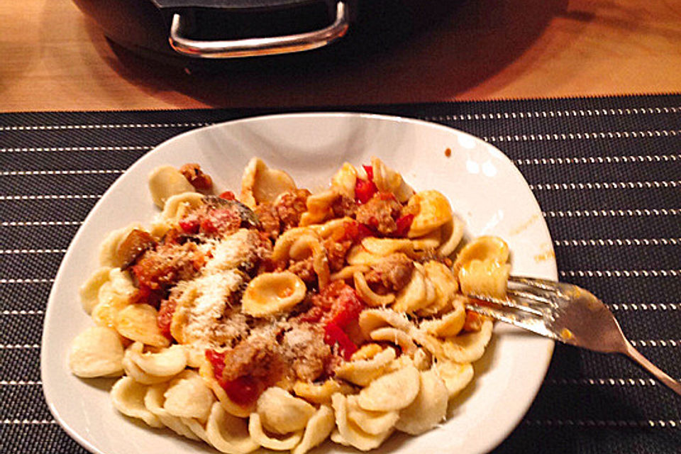 Orecchiette mit Salsiccia in pikanter Tomaten-Fenchelsoße