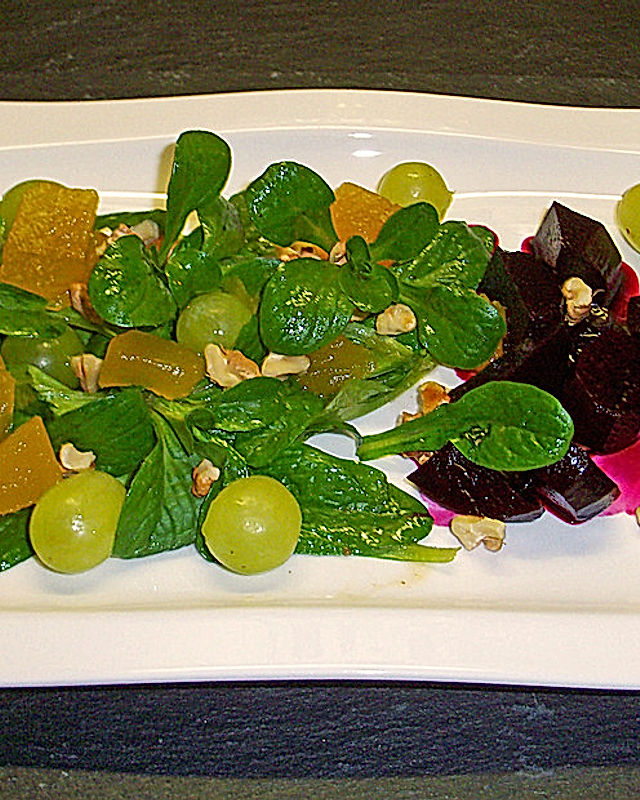 Feldsalat mit Rote Bete, Weintrauben und Walnusskernen