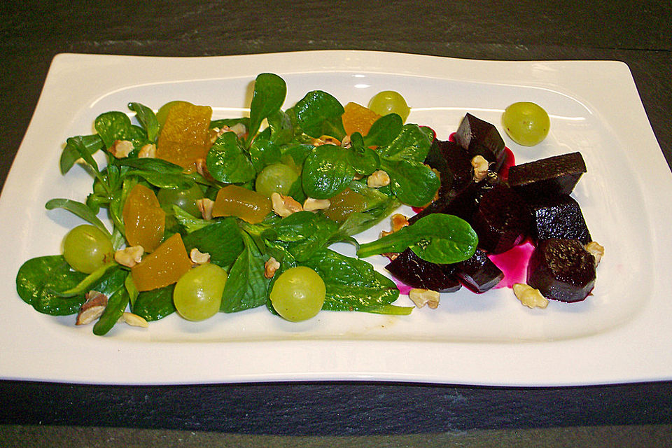 Feldsalat mit Rote Bete, Weintrauben und Walnusskernen