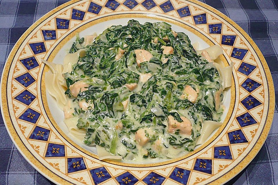 Tagliatelle mit Lachs und Spinat