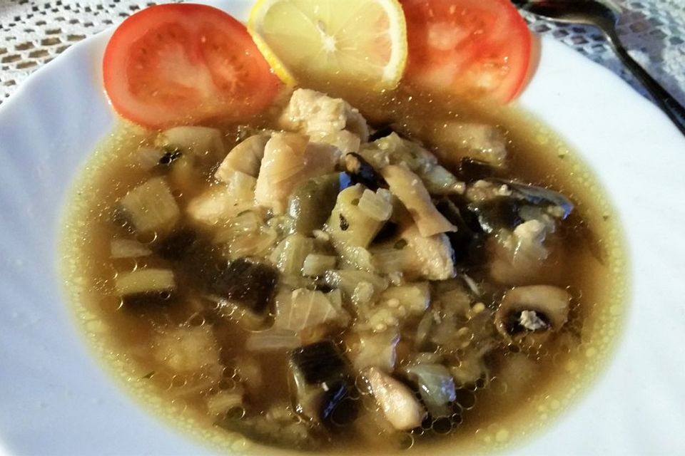 Leichte Fischsuppe mit Champignons und Zucchini