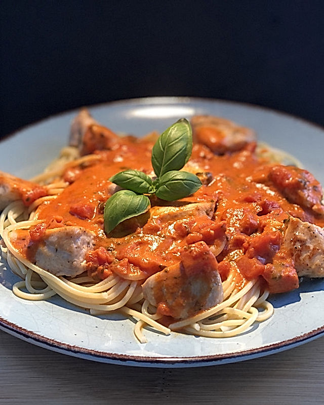 Spaghetti mit Hähnchen-Knoblauch-Tomatensauce