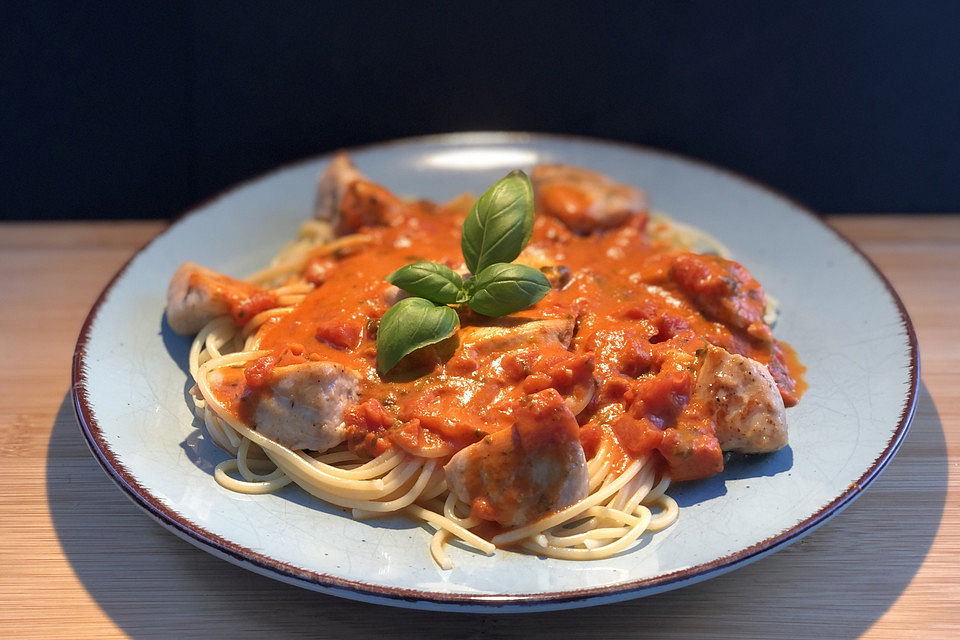 Spaghetti mit Hähnchen-Knoblauch-Tomatensauce