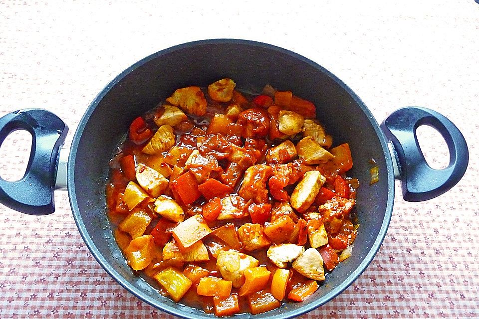 Paprikagemüse mit Hähnchenbrustfilet im Wok