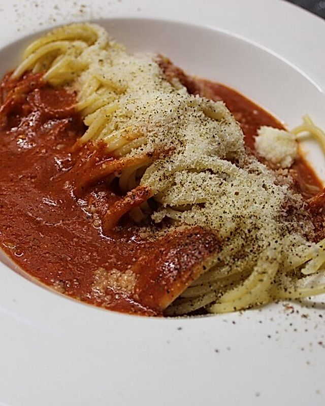 Spaghetti mit Tomaten-Käse Soße