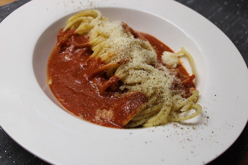 Spaghetti mit Tomaten-Käse Soße