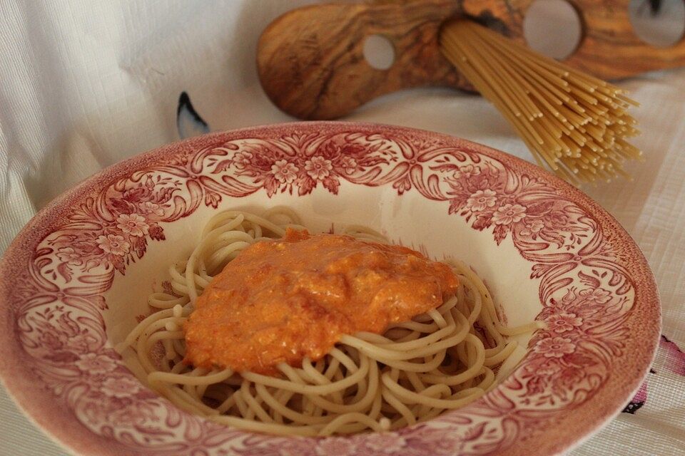 Spaghetti mit Tomaten-Käse Soße