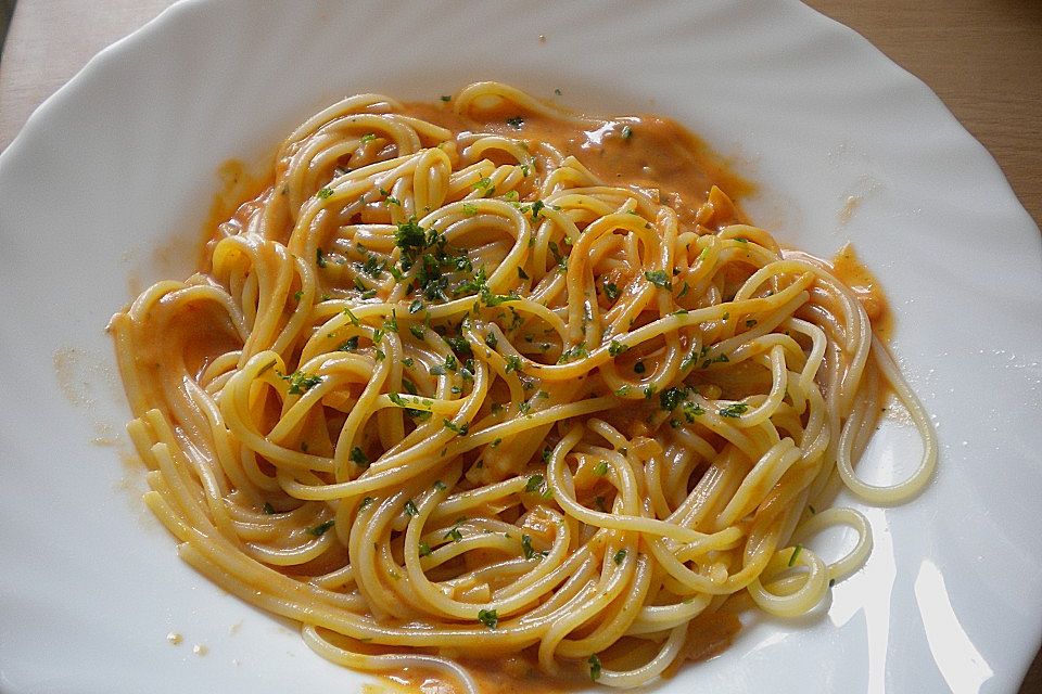 Spaghetti mit Tomaten-Käse Soße