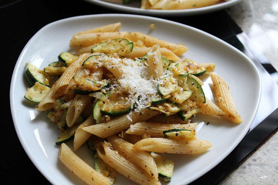 Nudeln mit Frühlingszwiebeln und jungen Zucchini