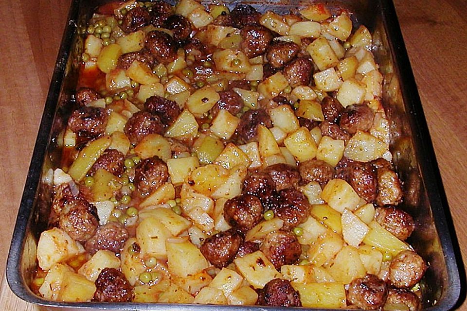 Deutsche Hackbällchen auf italienischen Ofenkartoffeln und Tomaten