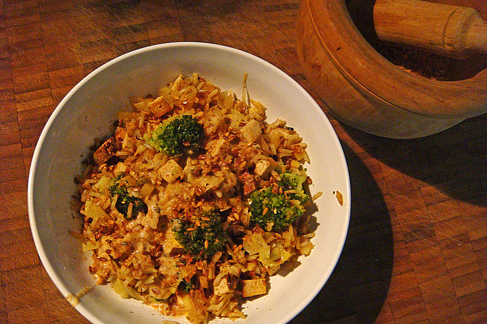 Vegane Gemüse-Tofupfanne mit Erdnussbuttersoße