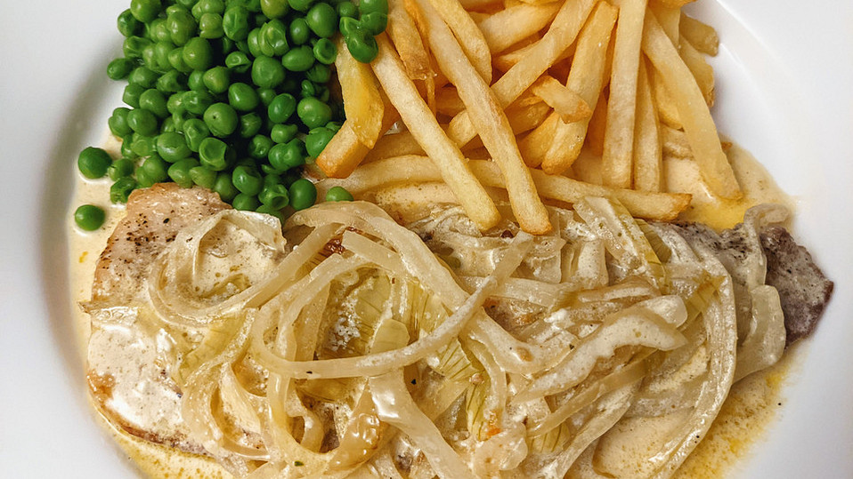 Rahm-Zwiebel-Schnitzel Rahm-Zwiebel-Schnitzel