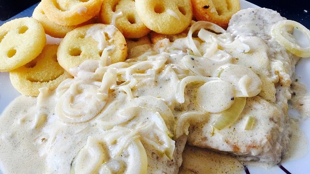 Rahm-Zwiebel-Schnitzel Rahm-Zwiebel-Schnitzel