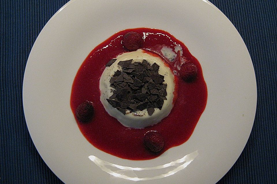 Panna cotta mit Stracciatella auf Himbeercoulis