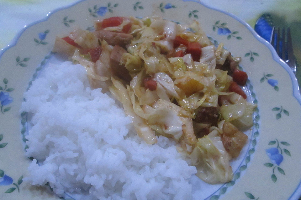 Asiapfanne mit Hähnchen und Chinakohl