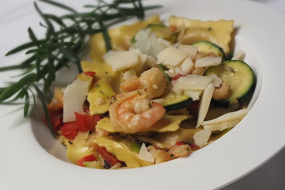 Tortellini mit Gambas und Sommergemüse