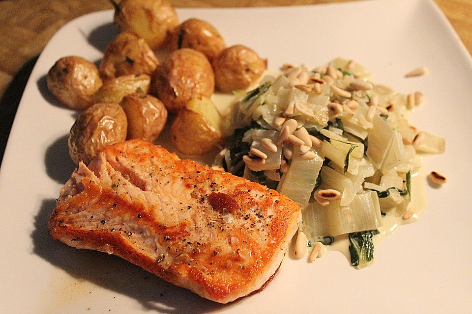 Fischfilet mit Mangold und Pinienkernen
