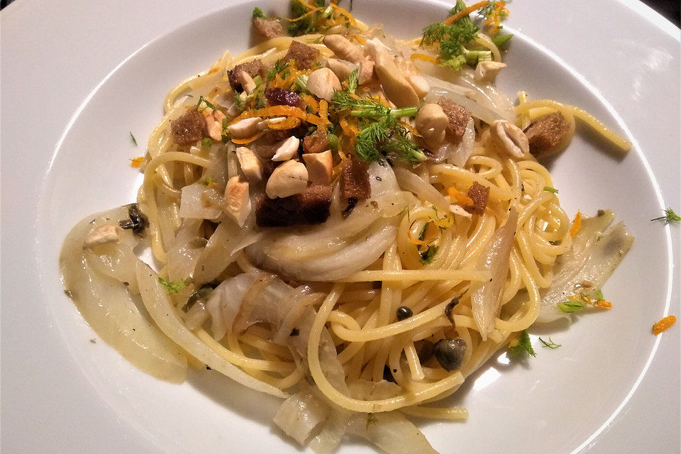 Spaghetti mit Fenchel, Kapern und Chapelure