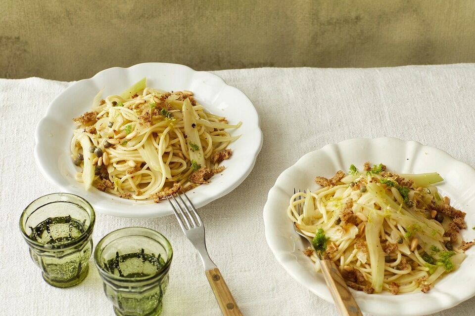 Spaghetti mit Fenchel, Kapern und Chapelure