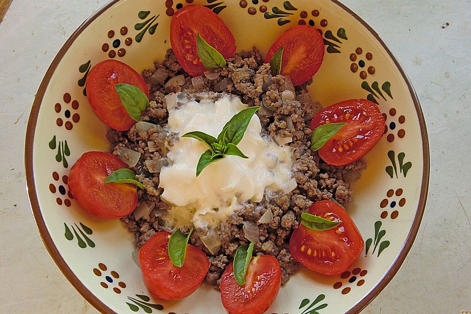 krümeltigers schnelle Hackfleischpfanne mit Knoblauch-Crème fraîche