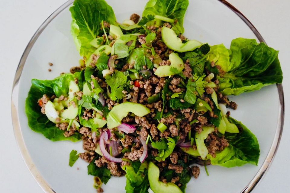 Lab Nua - Salat von Rinderhackfleisch und Kräutern