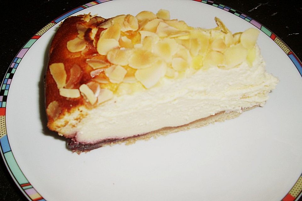 Käsekuchen mit Mandelkruste und Kirschkonfitüre