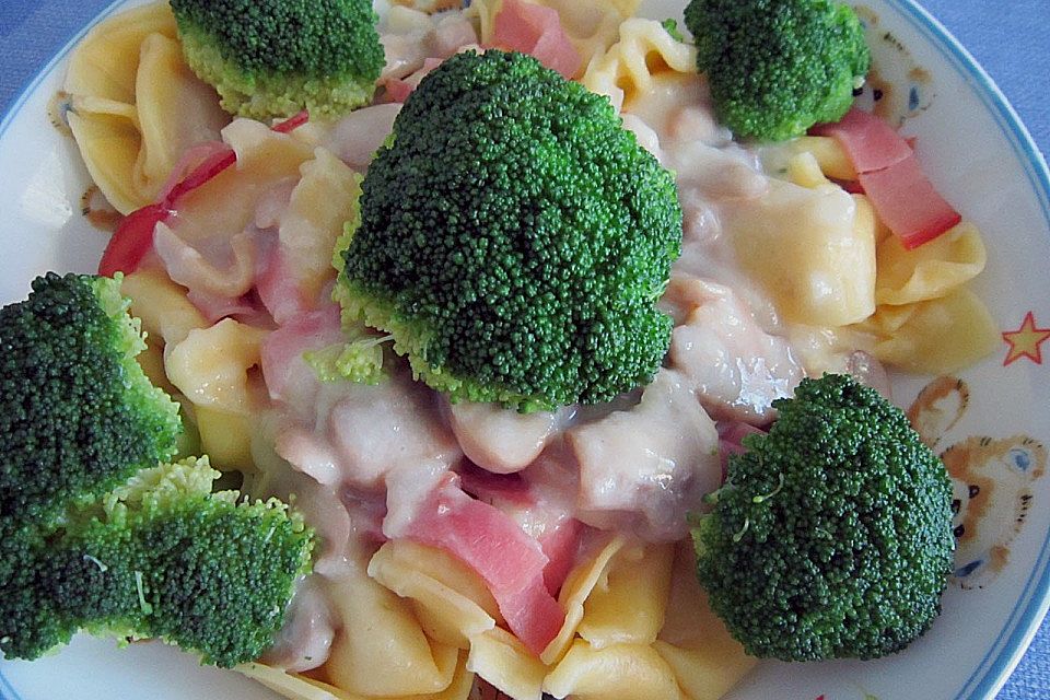 Tortellini mit Schinken, Brokkoli und Champignons