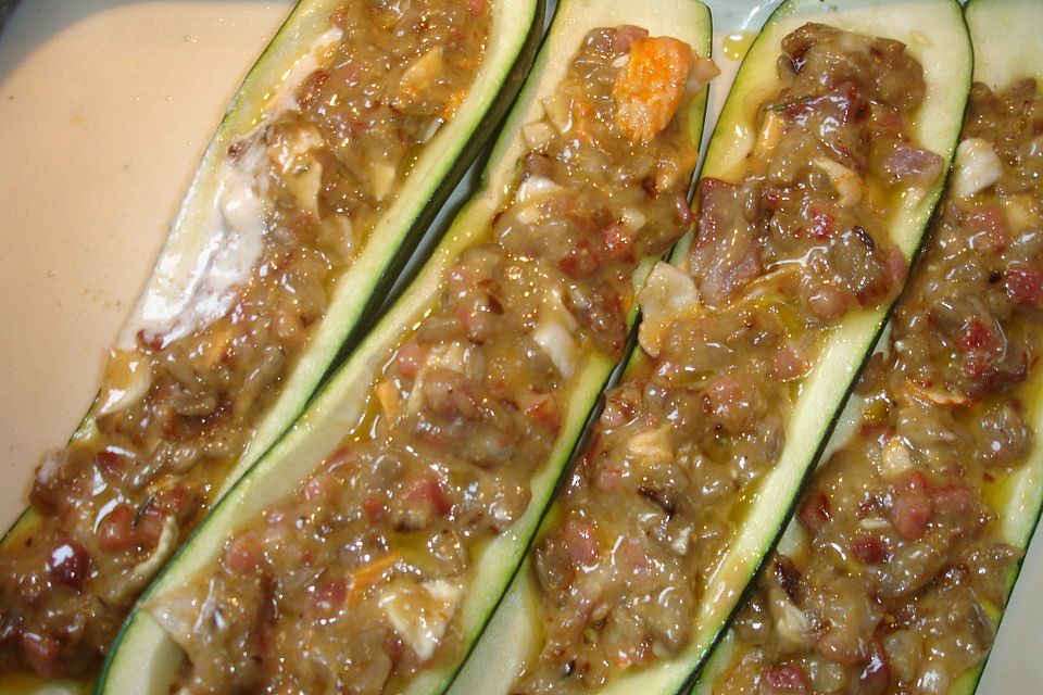 Gefüllte Zucchini