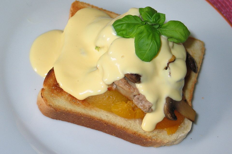 Filet-Toast mit Hollandaise und Aprikosen