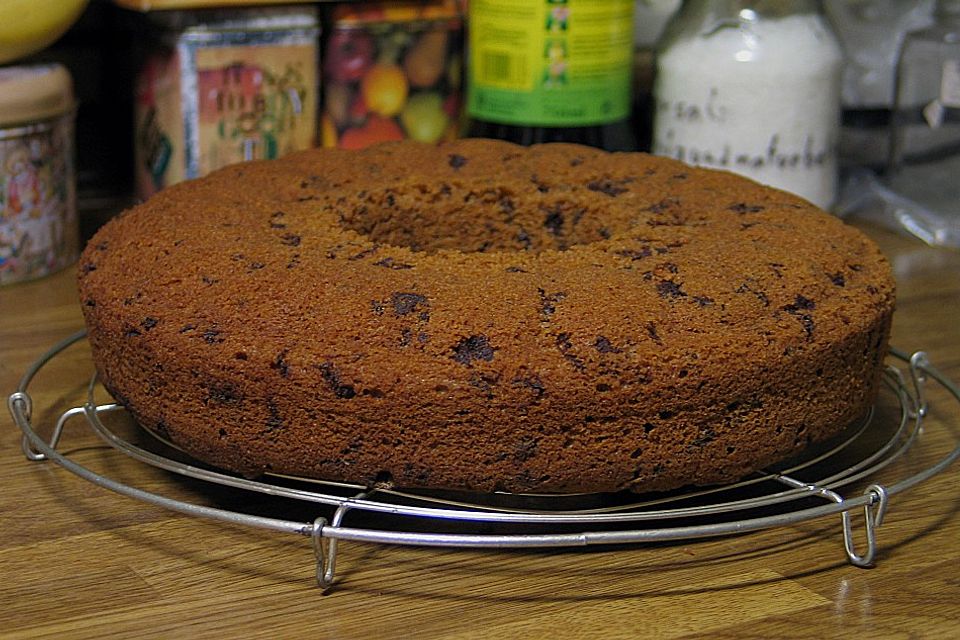 Rotweinkuchen mit Zimt und Schokostreusel