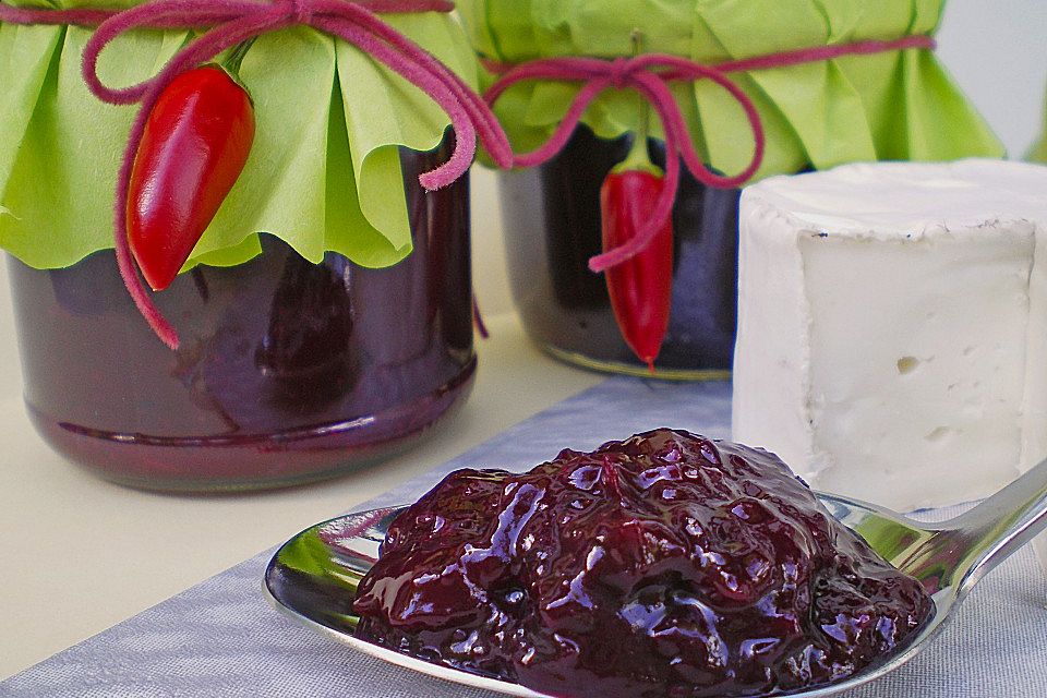 Chutney mit schwarzen Johannisbeeren und Birne