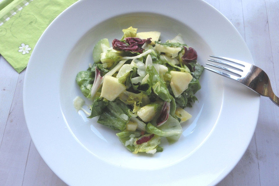 Apfel-Endivien-Salat mit Senfdressing