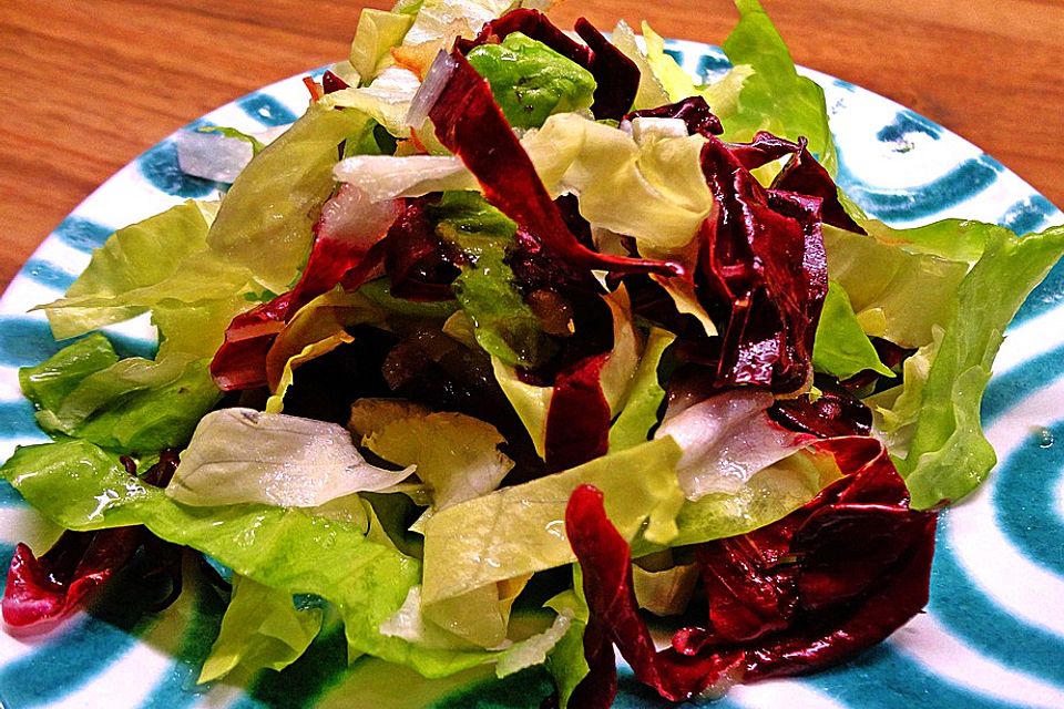 Apfel-Endivien-Salat mit Senfdressing