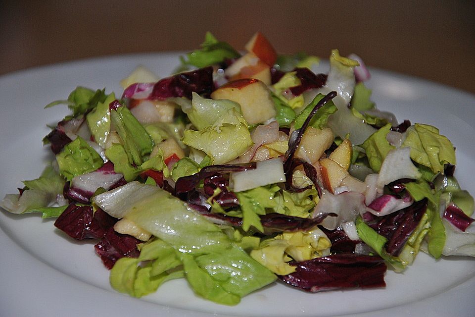 Apfel-Endivien-Salat mit Senfdressing