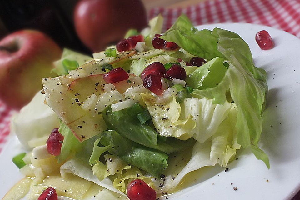 Apfel-Endivien-Salat mit Senfdressing