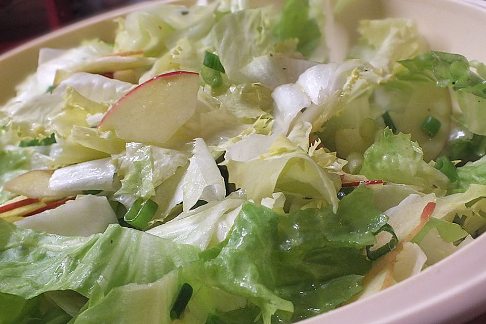 Apfel-Endivien-Salat mit Senfdressing