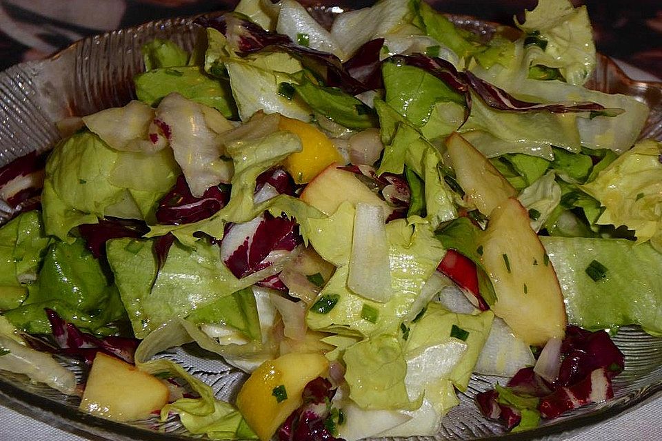 Apfel-Endivien-Salat mit Senfdressing