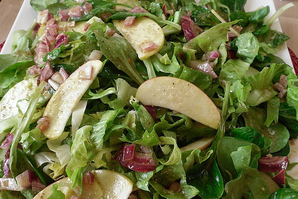 Apfel-Endivien-Salat mit Senfdressing