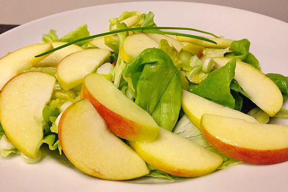 Apfel-Endivien-Salat mit Senfdressing